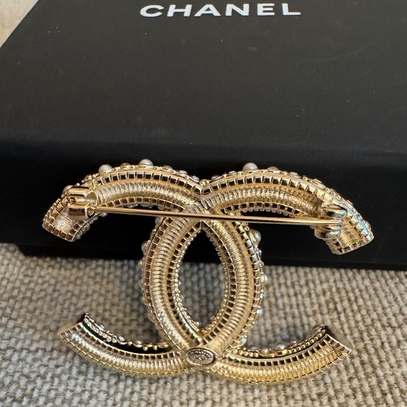 New Classic Chanel CC Logo Large Crystal & Pearl Embellished Gold Brooch - Picture 2 of 2